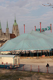 Blick von der Theresienhöhe auf das Circus Krone Zelt (©Foto: Martin Schmitz)